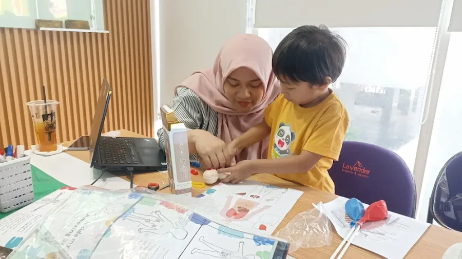 Anak-anak mempraktikkan teknik memori bersama trainer IngatanGajah